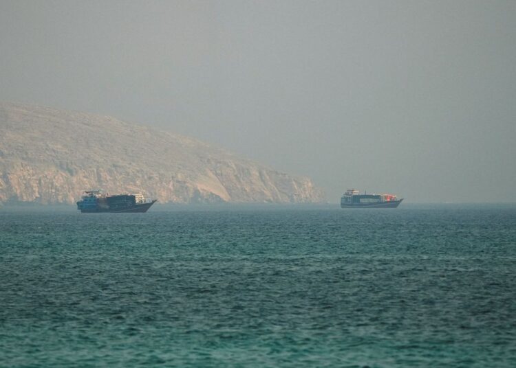 Buques petroleros navegando por el estrecho de Ormuz en medio de tensiones militares en el Golfo