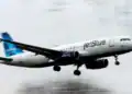 Avión de JetBlue en pista antes de despegar hacia destinos del Caribe