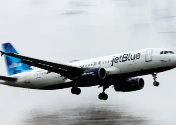 Avión de JetBlue en pista antes de despegar hacia destinos del Caribe
