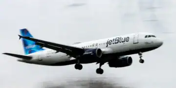 Avión de JetBlue en pista antes de despegar hacia destinos del Caribe