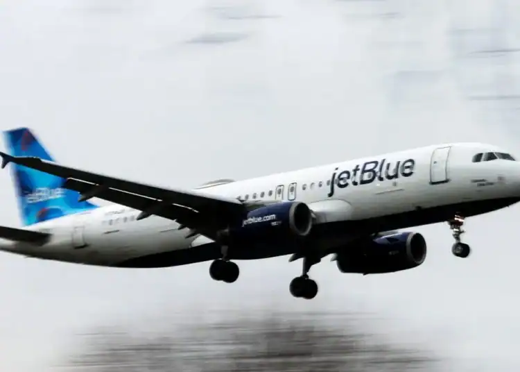 Avión de JetBlue en pista antes de despegar hacia destinos del Caribe