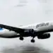 Avión de JetBlue en pista antes de despegar hacia destinos del Caribe