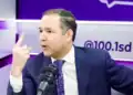 Dirigente político del PLD durante una entrevista radial en Santo Domingo
