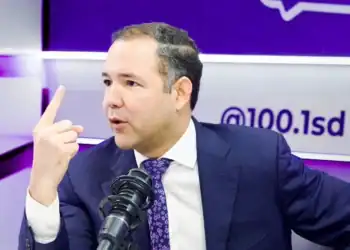 Dirigente político del PLD durante una entrevista radial en Santo Domingo
