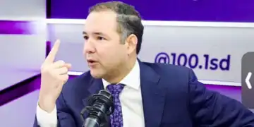 Dirigente político del PLD durante una entrevista radial en Santo Domingo