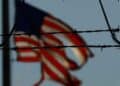 Inmigrantes con permiso laboral en Estados Unidos frente a oficina federal de inmigración