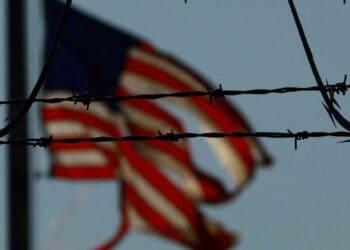 Inmigrantes con permiso laboral en Estados Unidos frente a oficina federal de inmigración