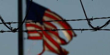 Inmigrantes con permiso laboral en Estados Unidos frente a oficina federal de inmigración