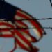 Inmigrantes con permiso laboral en Estados Unidos frente a oficina federal de inmigración