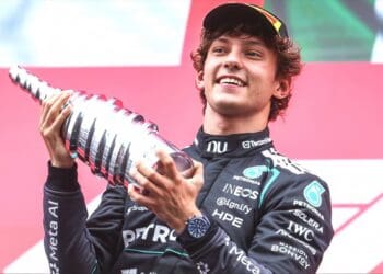 Kimi Antonelli celebra su victoria en el Gran Premio de Bélgica con el monoplaza de Mercedes