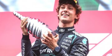 Kimi Antonelli celebra su victoria en el Gran Premio de Bélgica con el monoplaza de Mercedes