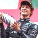 Kimi Antonelli celebra su victoria en el Gran Premio de Bélgica con el monoplaza de Mercedes