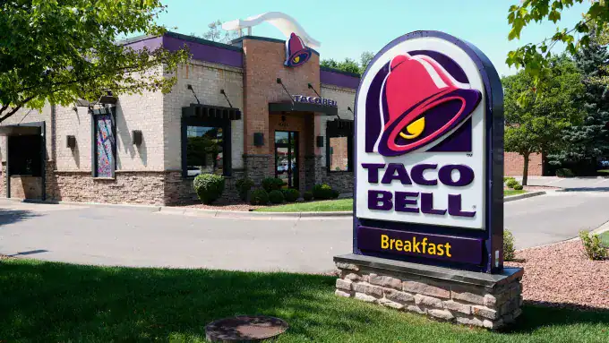 Local de Taco Bell con lechuga iceberg rallada señalada en brote de parásito en EEUU