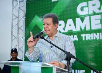 Leonel Fernández habla ante militantes durante juramentación de la Fuerza del Pueblo en Nagua