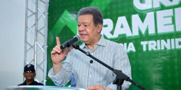 Leonel Fernández habla ante militantes durante juramentación de la Fuerza del Pueblo en Nagua