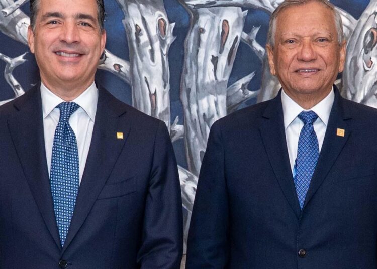 Presidentes ejecutivos de Banreservas y Banco Popular durante un encuentro sobre el sistema financiero dominicano