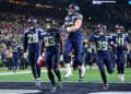 Casco y logo de los Seattle Seahawks de la NFL sobre el césped de un estadio de fútbol americano