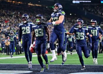 Casco y logo de los Seattle Seahawks de la NFL sobre el césped de un estadio de fútbol americano