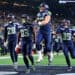 Casco y logo de los Seattle Seahawks de la NFL sobre el césped de un estadio de fútbol americano