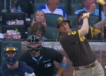 Bateador dominicano de los Padres de San Diego conecta un jonrón en el estadio de los Bravos de Atlanta