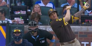 Bateador dominicano de los Padres de San Diego conecta un jonrón en el estadio de los Bravos de Atlanta