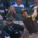 Bateador dominicano de los Padres de San Diego conecta un jonrón en el estadio de los Bravos de Atlanta