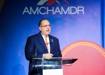 El ministro de Hacienda Magín Díaz expone datos económicos durante el almuerzo de AMCHAMDR