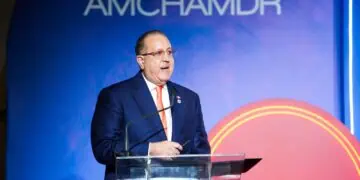El ministro de Hacienda Magín Díaz expone datos económicos durante el almuerzo de AMCHAMDR