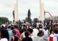 Manifestantes con pancartas y banderas concentrados en la Plaza de la Bandera durante una protesta ciudadana