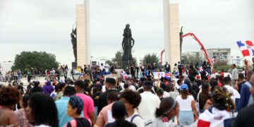 Manifestantes con pancartas y banderas concentrados en la Plaza de la Bandera durante una protesta ciudadana