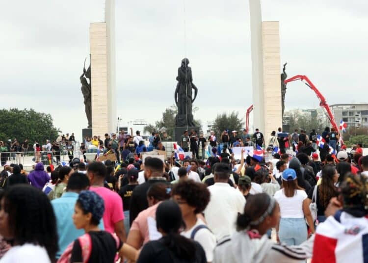 Manifestantes con pancartas y banderas concentrados en la Plaza de la Bandera durante una protesta ciudadana