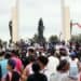 Manifestantes con pancartas y banderas concentrados en la Plaza de la Bandera durante una protesta ciudadana