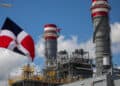 Central termoeléctrica Manzanillo Power Land con torres de transmisión eléctrica en República Dominicana