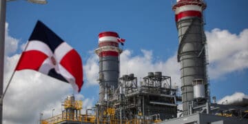 Central termoeléctrica Manzanillo Power Land con torres de transmisión eléctrica en República Dominicana