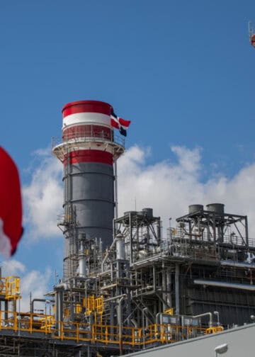 Central termoeléctrica Manzanillo Power Land con torres de transmisión eléctrica en República Dominicana