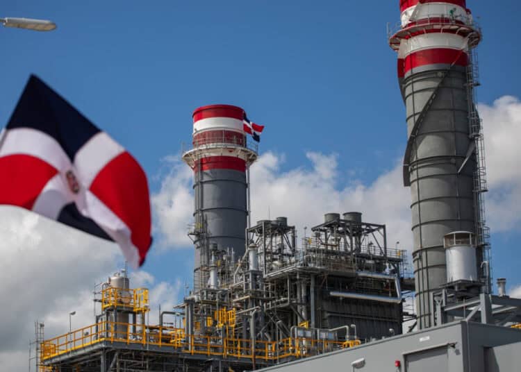 Central termoeléctrica Manzanillo Power Land con torres de transmisión eléctrica en República Dominicana