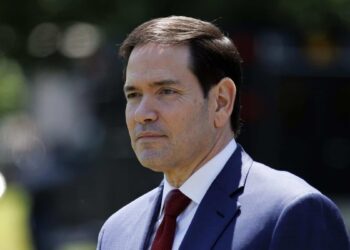 Marco Rubio hablando ante micrófonos durante una comparecencia oficial en Washington