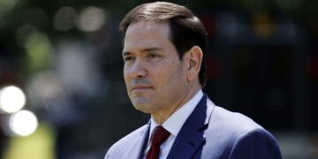 Marco Rubio hablando ante micrófonos durante una comparecencia oficial en Washington