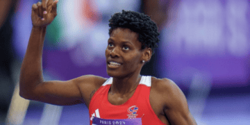 La atleta dominicana Marileidy Paulino corriendo en una pista de los 400 metros planos