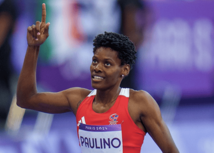 La atleta dominicana Marileidy Paulino corriendo en una pista de los 400 metros planos