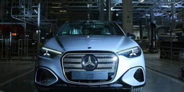 Vehiculo Mercedes-Benz en un concesionario mientras el fabricante aleman recorta su prevision de ventas