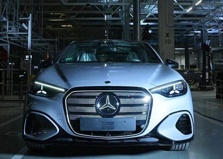 Vehiculo Mercedes-Benz en un concesionario mientras el fabricante aleman recorta su prevision de ventas