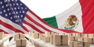 Contenedores de carga en un puerto durante operaciones de comercio entre México y Estados Unidos