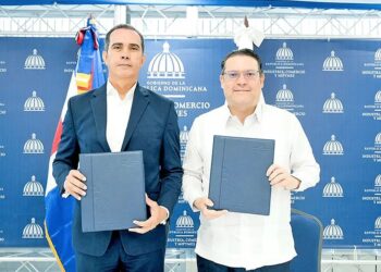 Yayo Sanz Lovatón y Christian del Rosario firman convenio MICM Equifax