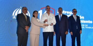 Entrega de reconocimiento del Ministerio de Trabajo al Banco Popular por seguridad laboral