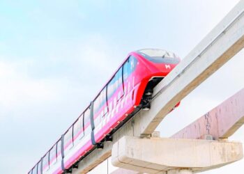 Vista de una vía elevada de transporte urbano en construcción en una ciudad dominicana