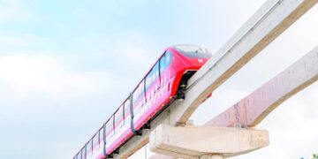 Vista de una vía elevada de transporte urbano en construcción en una ciudad dominicana