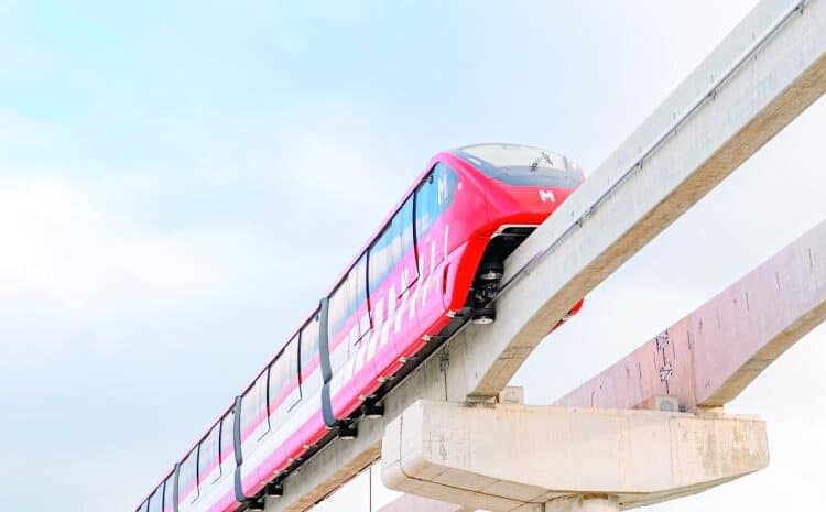 Vista de una vía elevada de transporte urbano en construcción en una ciudad dominicana