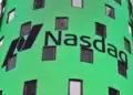 Pantallas de la bolsa de Wall Street mostrando el alza del Nasdaq y el S&P 500