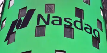 Pantallas de la bolsa de Wall Street mostrando el alza del Nasdaq y el S&P 500